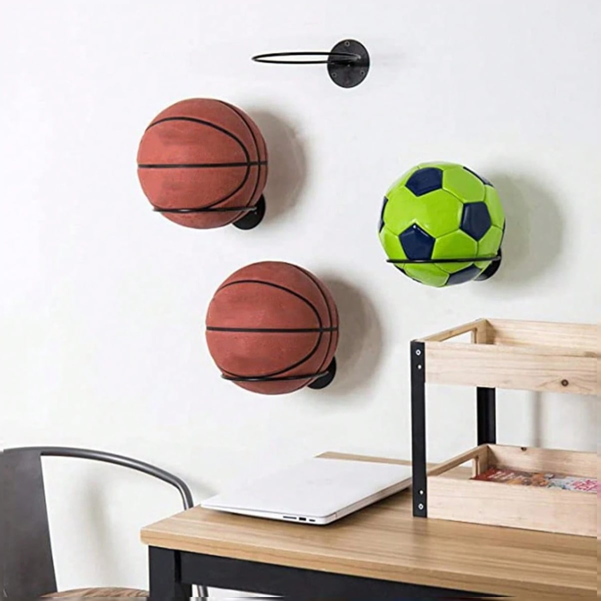 Home Gym Installation - ขาตั้งโชว์ลูกบาสเก็ตบอลติดผนังประหยัดพื้นที่สำหรับห้องออกกำลังกายที่บ้าน โรงรถ ห้องเล่นเกม - อุปกรณ์จัดเก็บที่ทนทานสำหรับแฟนบาสเก็ตบอล ติดตั้งง่าย